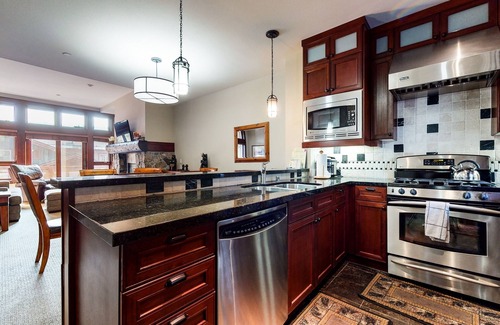 Mammoth Lakes Casa | Juniper Crest 6 Luxury Home, Walk to Eagle Lodge and Gorgeous Mountain Views by RedAwning