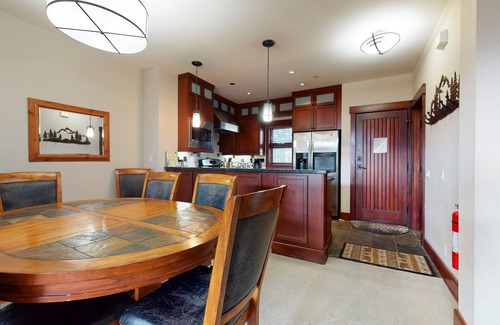 Mammoth Lakes Casa | Juniper Crest 6 Luxury Home, Walk to Eagle Lodge and Gorgeous Mountain Views by RedAwning