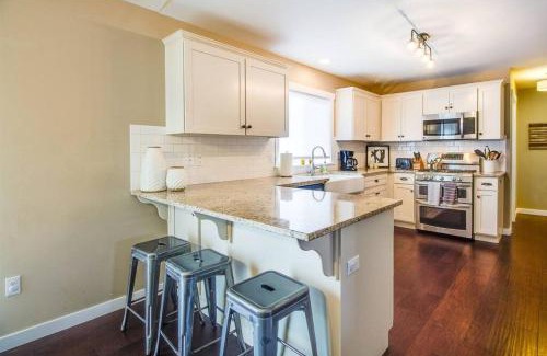Larkspur Casa | Juniper Getaway Dreamy Kitchen Pet Friendly