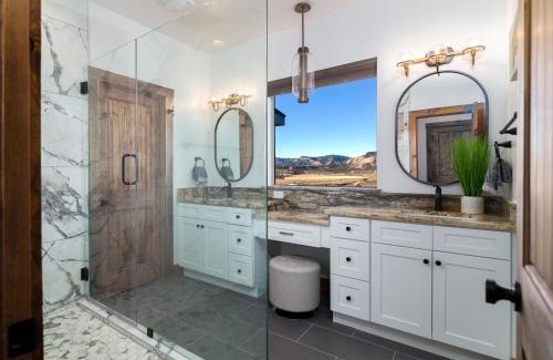 Orderville Casa | Juniper Mountain Retreat- Hot tub, Views, Between Zion and Bryce