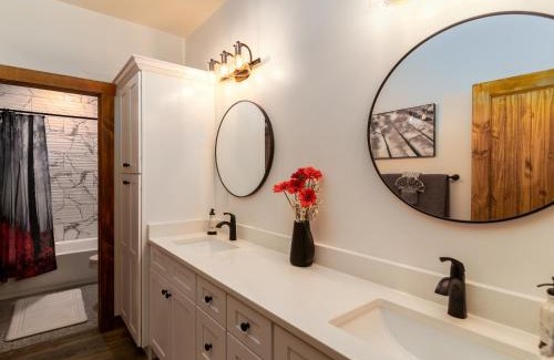 Orderville Casa | Juniper Mountain Retreat- Hot tub, Views, Between Zion and Bryce