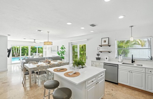Naples Park Casa | Juniper Presents: Pool Paradise w/Spa – Trade Snow for Sand, Only 2 Min to Beach