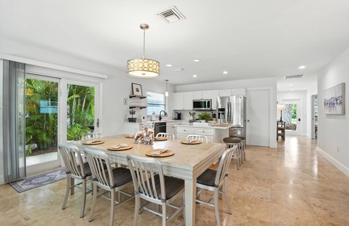 Naples Park Casa | Juniper Presents: Pool Paradise w/Spa – Trade Snow for Sand, Only 2 Min to Beach
