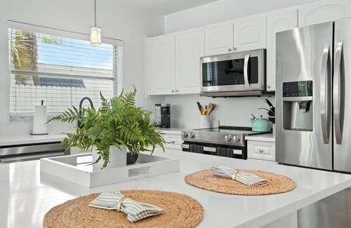 Naples Park Casa | Juniper Presents: Pool Paradise w/Spa – Trade Snow for Sand, Only 2 Min to Beach