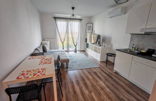 Kecskemet Apartamento | Juniper Studio cerca de supermercados
