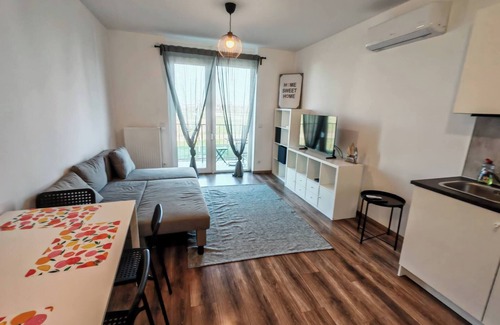 Kecskemet Apartamento | Juniper Studio cerca de supermercados