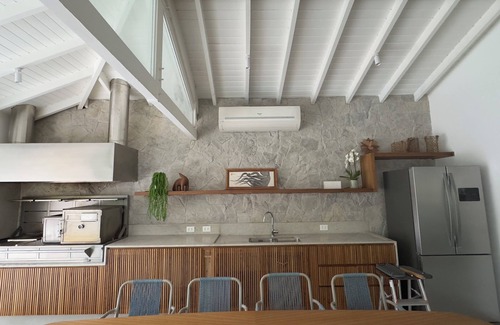 Juquehy Casa | Juquehy: recently renovated, 50m from the beach. Spectacular pool, sauna and gourmet!
