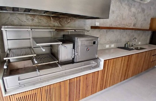 Juquehy Casa | Juquehy: recently renovated, 50m from the beach. Spectacular pool, sauna and gourmet!