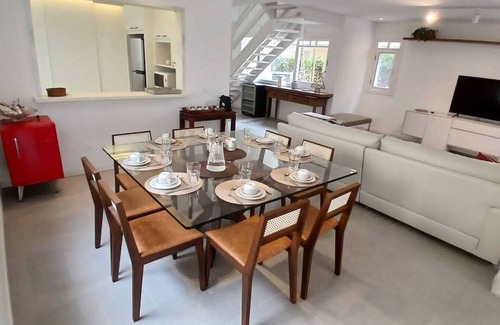 Juquehy Casa | Juquehy: recently renovated, 50m from the beach. Spectacular pool, sauna and gourmet!