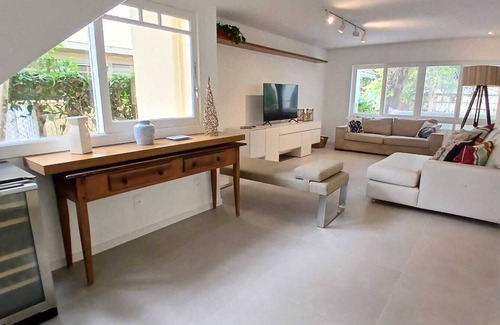 Juquehy Casa | Juquehy: recently renovated, 50m from the beach. Spectacular pool, sauna and gourmet!