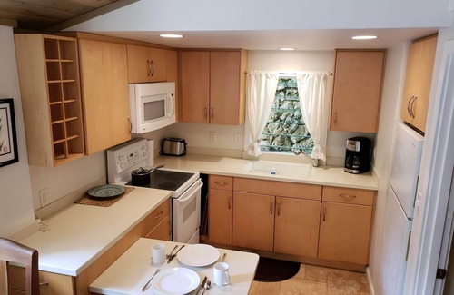 Waimanalo Casa | Justo al otro lado de la calle de Waimanalo / Bellows Beach, patio privado, capacidad para 10