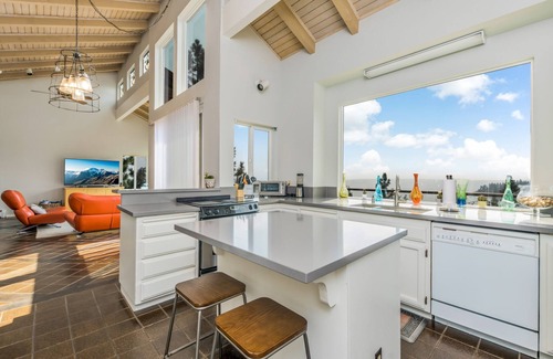 Meeks Bay Casa | Just above the waters of Meeks Bay, this remarkable home offers unobstructed 180-degree lake views.