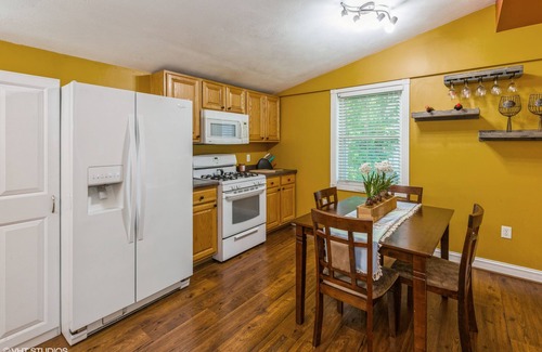 Michigan City Casa | Just as the title says: Comfy Cozy. Very cute house in a quiet residential neighborhood.