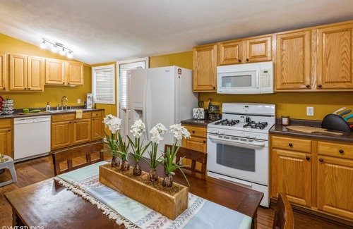 Michigan City Casa | Just as the title says: Comfy Cozy. Very cute house in a quiet residential neighborhood.