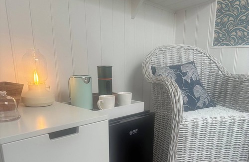 Estrun Alquiler De Eote | Just Couples Afloat Romantic cabin with private entrance.