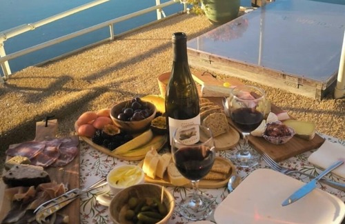 Estrun Alquiler De Eote | Just Couples Afloat Romantic cabin with private entrance.