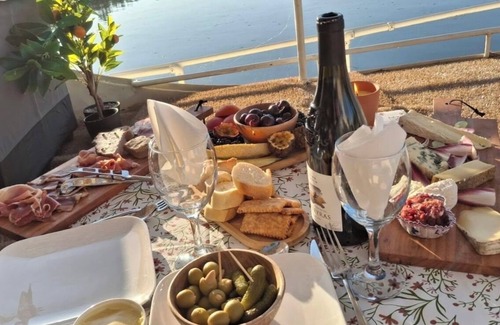 Estrun Alquiler De Eote | Just Couples Afloat Romantic cabin with private entrance.