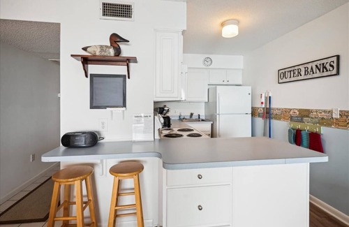 Duck Condominio | Bright, Cheerful, 2BR/2BA Semi-Oceanfront condo in Duck, Sleeps 4-7
