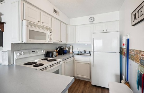 Duck Condominio | Bright, Cheerful, 2BR/2BA Semi-Oceanfront condo in Duck, Sleeps 4-7