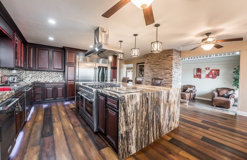 Sunrise Manor Casa | Just in time for SUPER BOWL! Mansion with Luscious Strip Views!