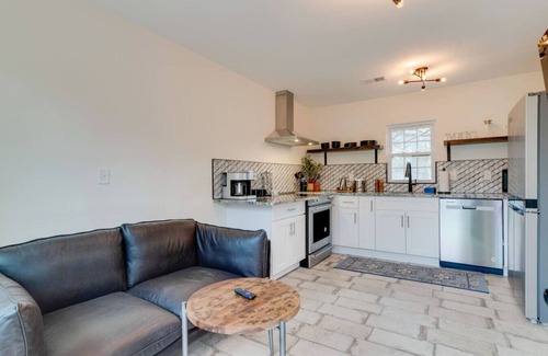Greenwood Apartamento | Just Listed, ALL new, 1 Bedroom-East Nash