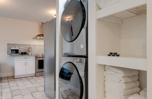 Greenwood Apartamento | Just Listed, ALL new, 1 Bedroom-East Nash