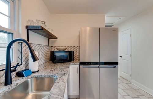 Greenwood Apartamento | Just Listed, ALL new, 1 Bedroom-East Nash