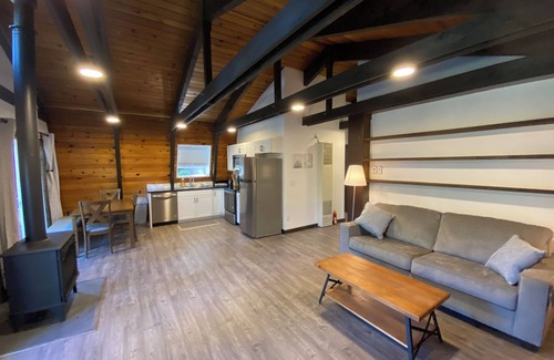 North Upper Truckee Chalet De Esquí | Just Listed! Forest View Dog Friendly 2-Bedroom House Near Heavenly And Lake
