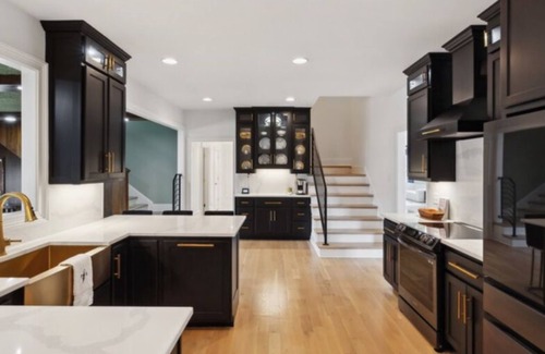 Beechgrove Casa | Just Pretend Mansion is a modern recreation of Elvis Presley’s Graceland mansion