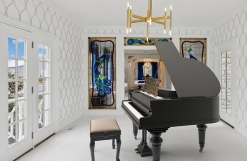Beechgrove Casa | Just Pretend Mansion is a modern recreation of Elvis Presley’s Graceland mansion