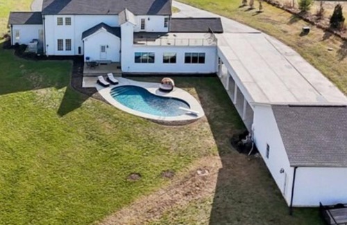 Beechgrove Casa | Just Pretend Mansion is a modern recreation of Elvis Presley’s Graceland mansion