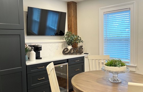 Plymouth Apartamento | Para toda la familia-Downtown Plymouth-Large Yard w / Grill-Off Street Parking & MORE!
