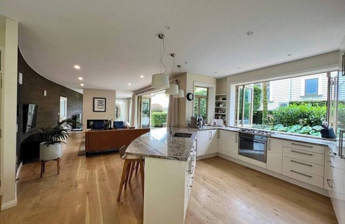 Devonport Casa | Just steps away from the beach!