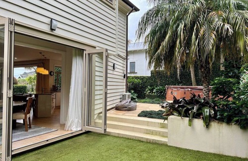 Devonport Casa | Just steps away from the beach!