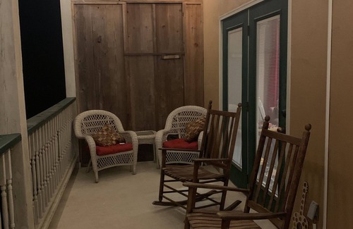 Gruene Condominio | Just steps to everything Gruene!