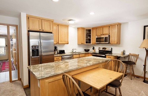 Snowmass Village Condominio | Just Steps to Outdoor Pool/Hot Tub! Patio with Grill, Wood Fireplace & Covered Parking