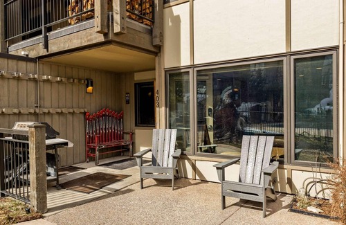 Snowmass Village Condominio | Just Steps to Outdoor Pool/Hot Tub! Patio with Grill, Wood Fireplace & Covered Parking