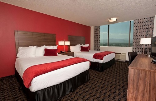 Downtown Las Vegas Casa | Just What You Were Looking For! 4 Relaxing Units, Casino, Pool, Free Parking