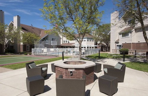 Eagan Casa | Just What You Were Looking For! Onsite Pool, Free Parking, Pets are Welcome!