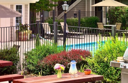 Eagan Casa | Just What You Were Looking For! Onsite Pool, Free Parking, Pets are Welcome!