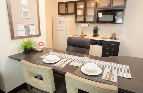 Anaheim Resort Complejo | Just What You Were Looking For! 2 Comfortable Units, Kitchenette, Pets Allowed