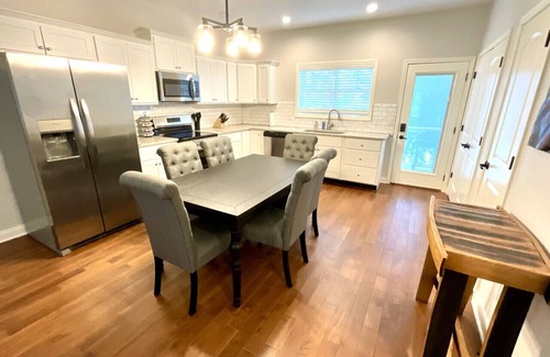 Versailles Casa | Justify Cottage at the Woodford Inn
