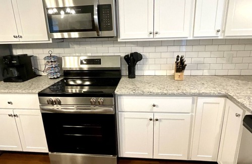 Versailles Casa | Justify Cottage at the Woodford Inn