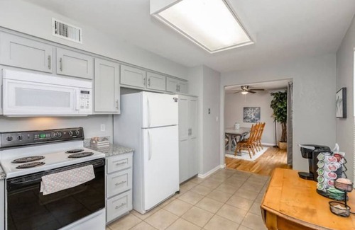Lenexa Casa | K K Q Beds~3 Bdrm 2.5 Baths~Walking Trails~Park