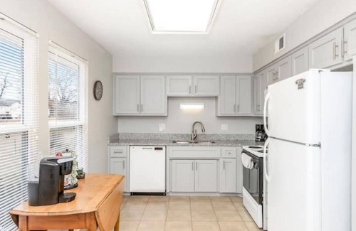 Lenexa Casa | K K Q Beds~3 Bdrm 2.5 Baths~Walking Trails~Park