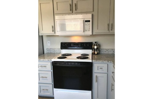Lenexa Casa | K K Q Beds~3 Bdrm 2.5 Baths~Walking Trails~Park