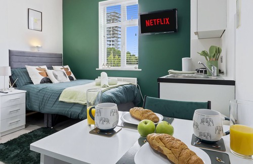 Hanger Hill Apartamento | K Suites - Modern Central 1 bed w/free parking