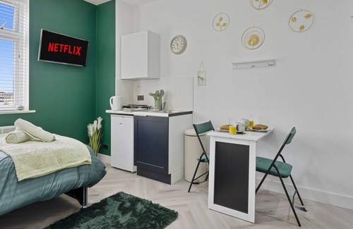 Hanger Hill Apartamento | K Suites - Modern Central 1 bed w/free parking