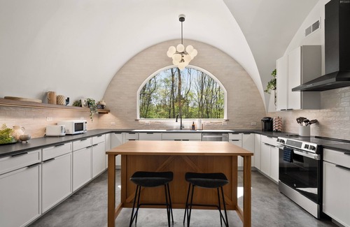 Ashley Oaks Casa | K-Town's Hobbit House - High Class, Underground