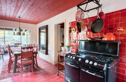 Wrightwood Apartamento | Wrightwood Chalet: Hot Tub, AC, Game Rooms, WW Chalet